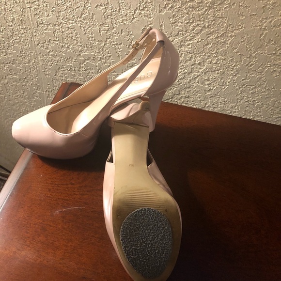 Guess Pumps - Picture 4 of 5